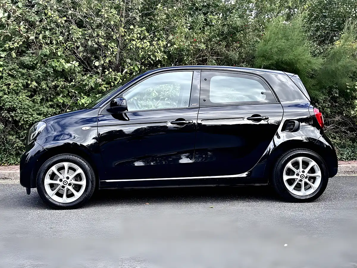Used 2015 Smart Forfour Passion Black - Interior and Exterior details 5