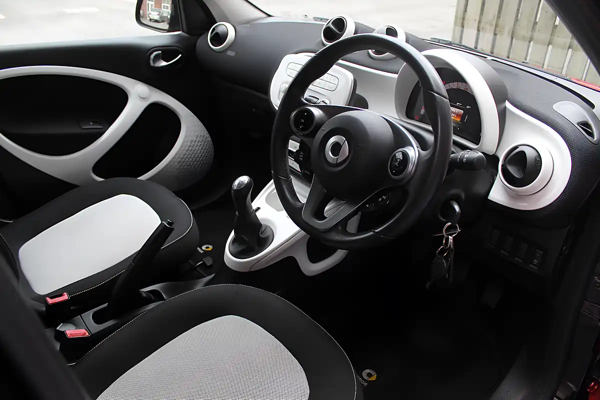 Used 2015 Smart Forfour Passion Red - Interior and Exterior details 11