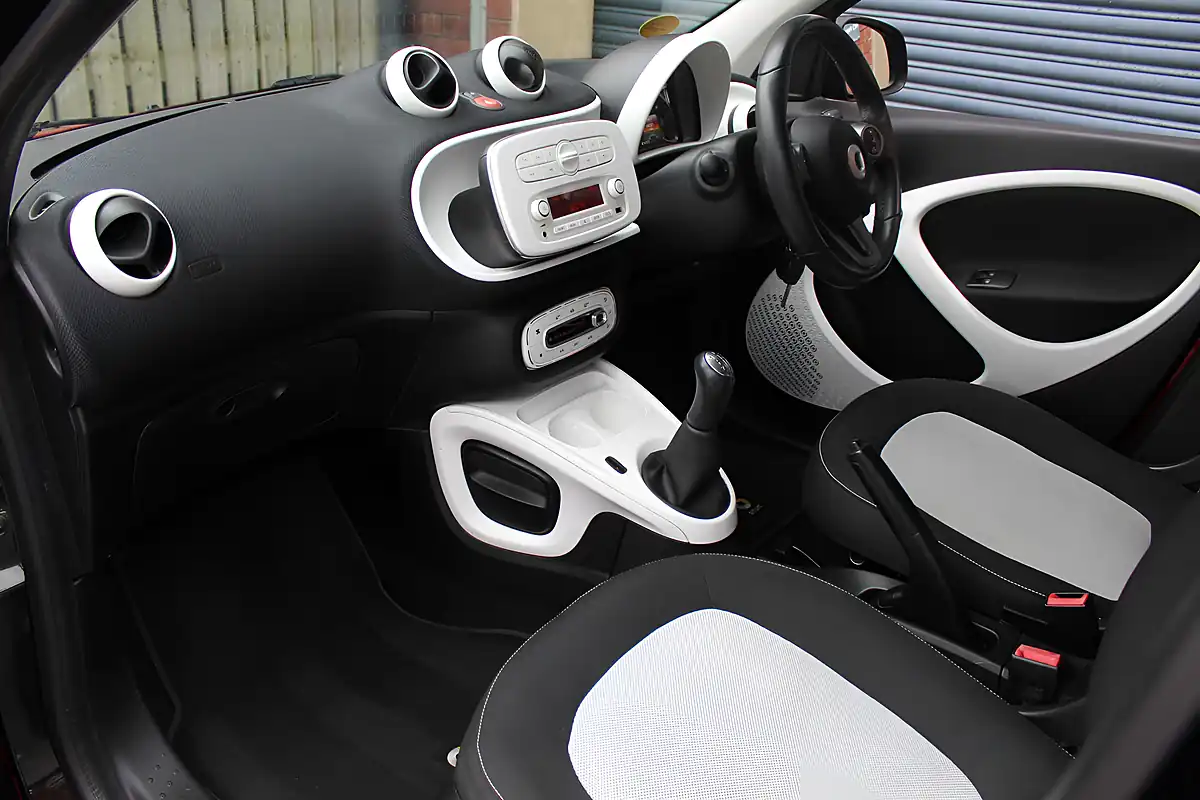 Used 2015 Smart Forfour Passion Red - Interior and Exterior details 13