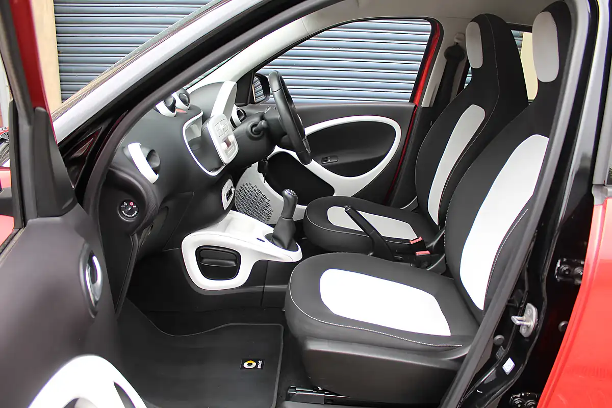 Used 2015 Smart Forfour Passion Red - Interior and Exterior details 14