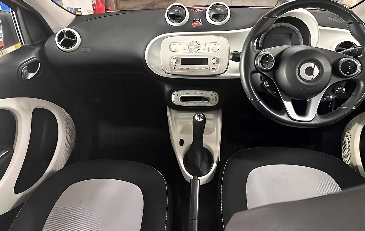 Used 2015 Smart Forfour Passion Red - Interior and Exterior details 6