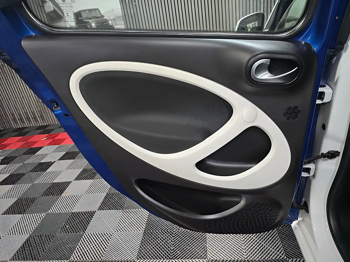 Used 2015 Smart Forfour Prime (premium) Blue - Interior and Exterior details 13