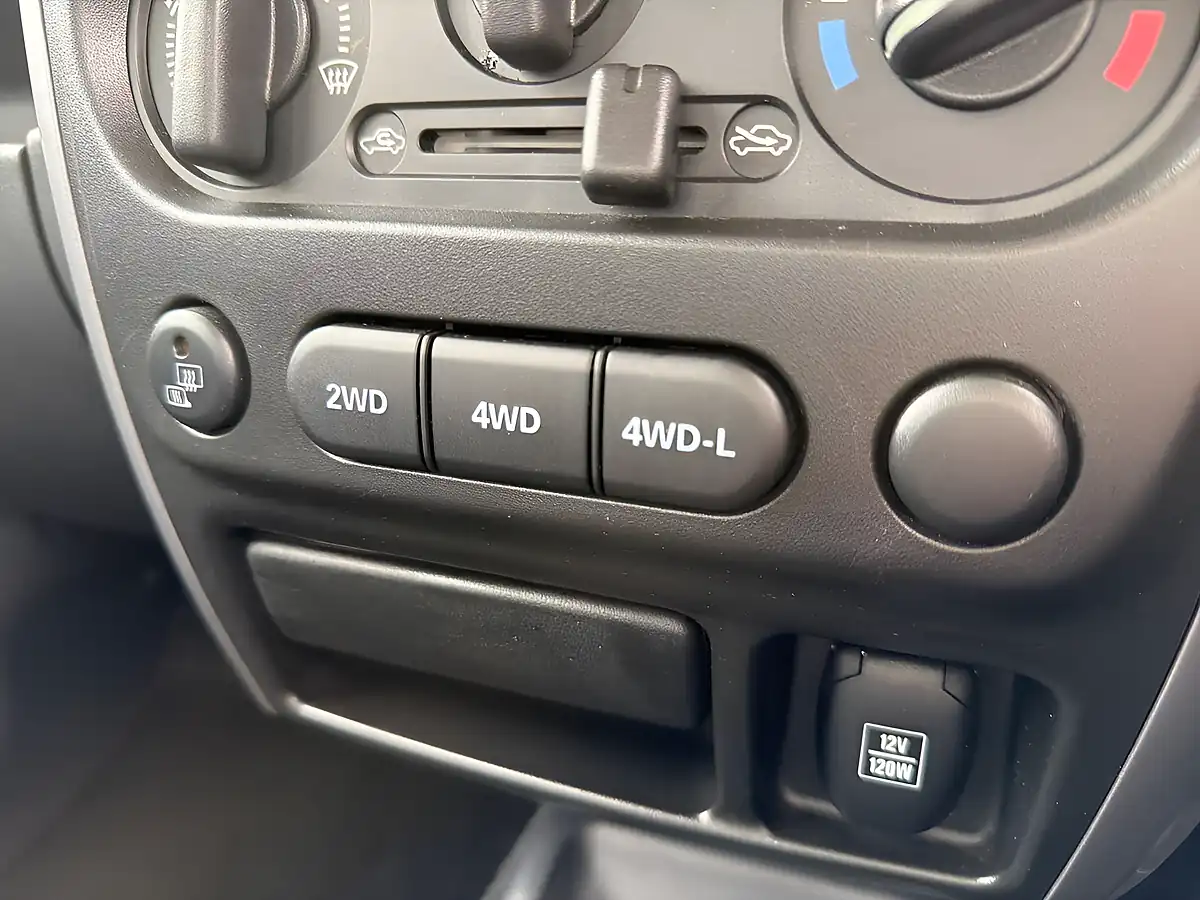 Used 2015 Suzuki Jimny SZ3 Black - Interior and Exterior details 18