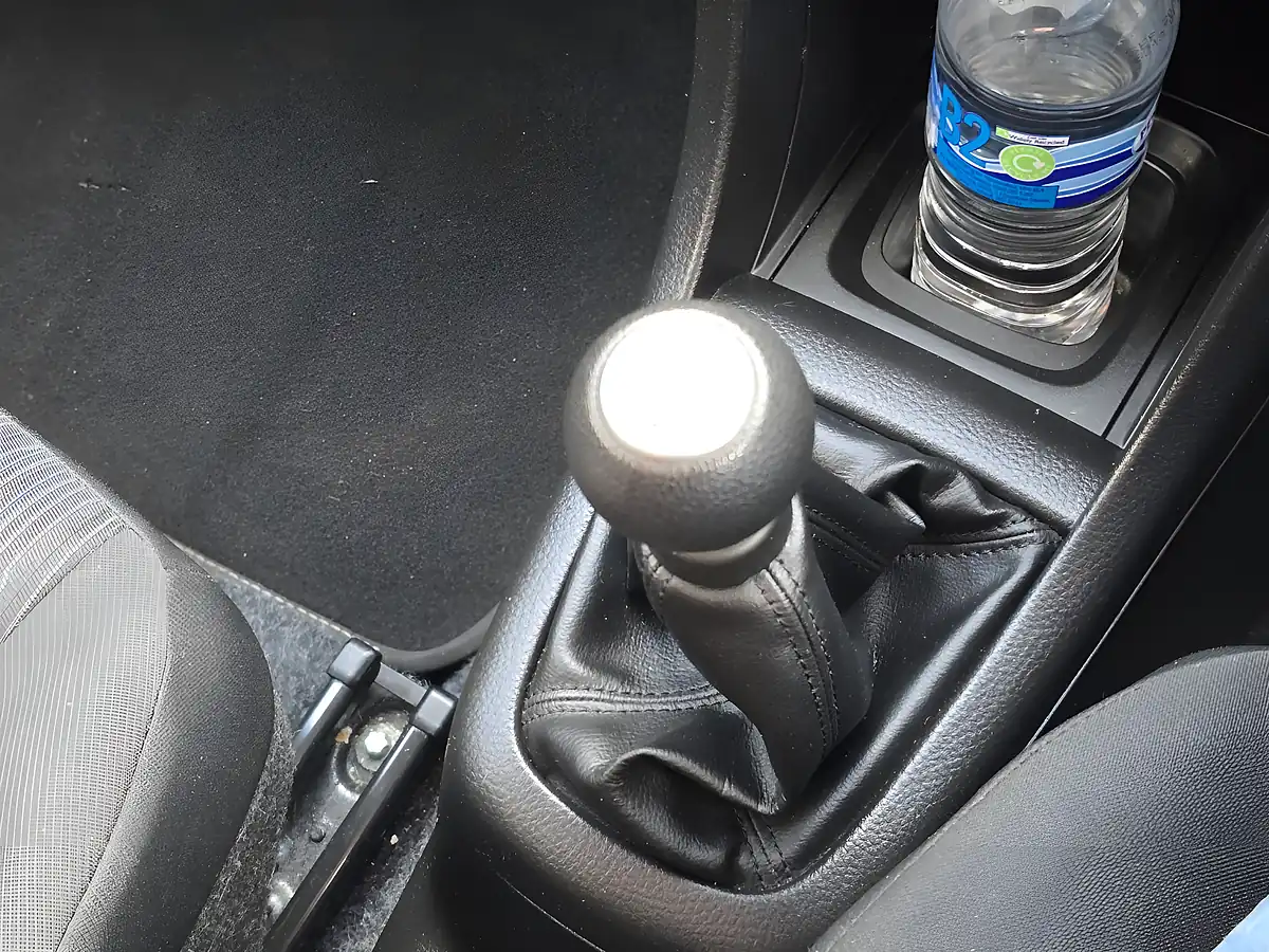 Used 2015 Suzuki Swift SZ2 White - Interior and Exterior details 12