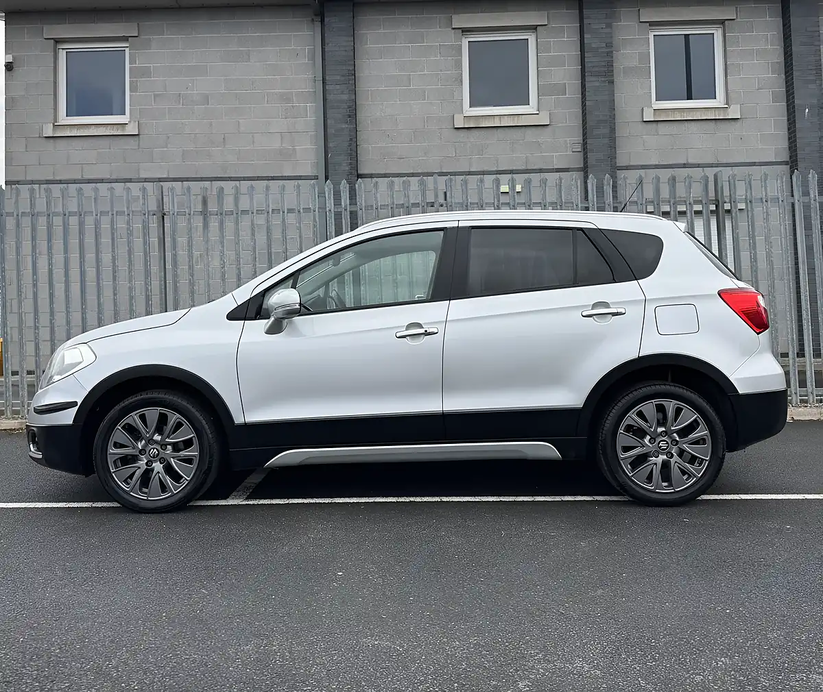 Used 2015 Suzuki SX4 S-Cross Sz-T Silver - Interior and Exterior details 8