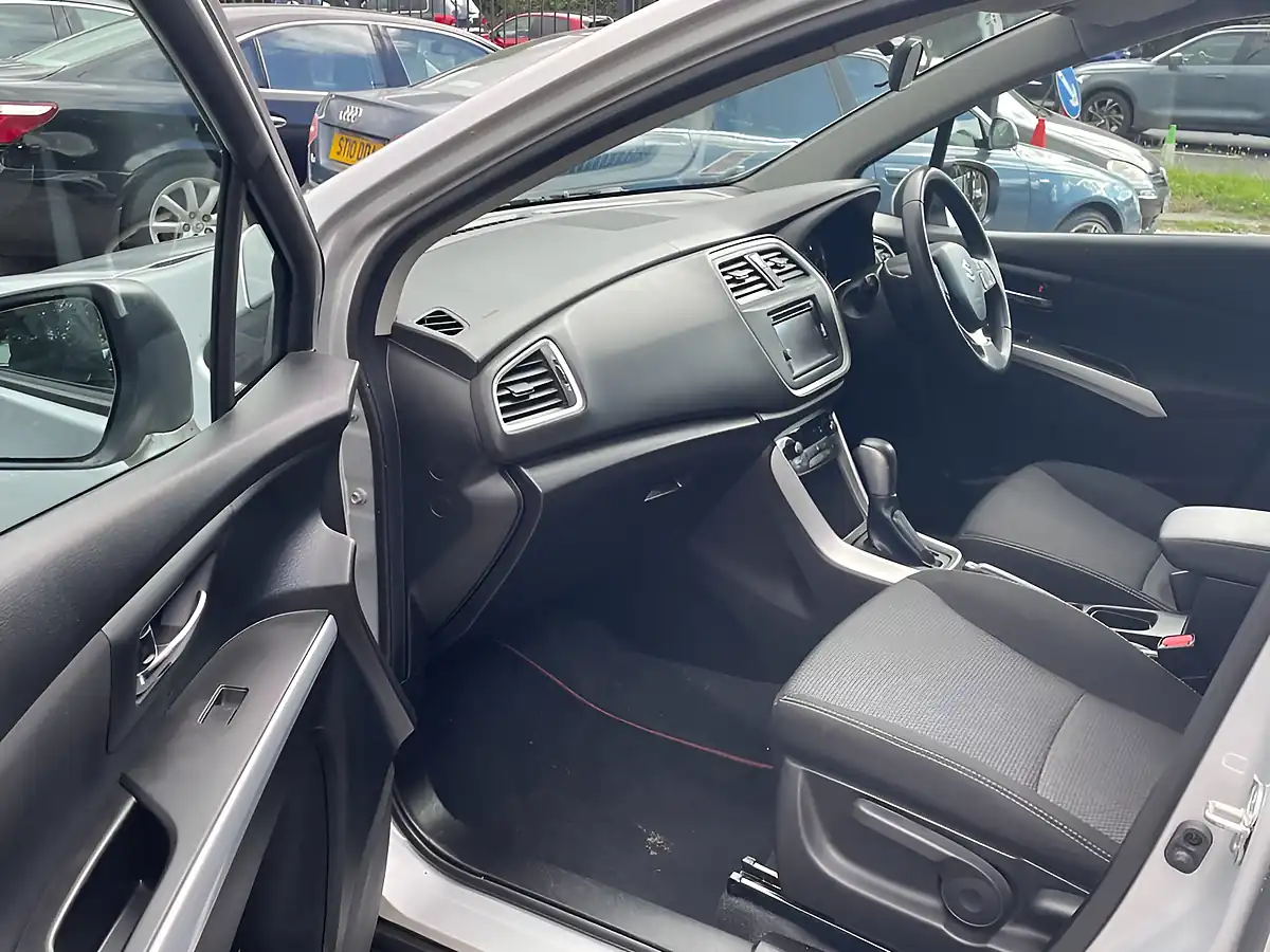 Used 2015 Suzuki Sx4 S-Cross Sz-T Silver - Interior and Exterior details 12