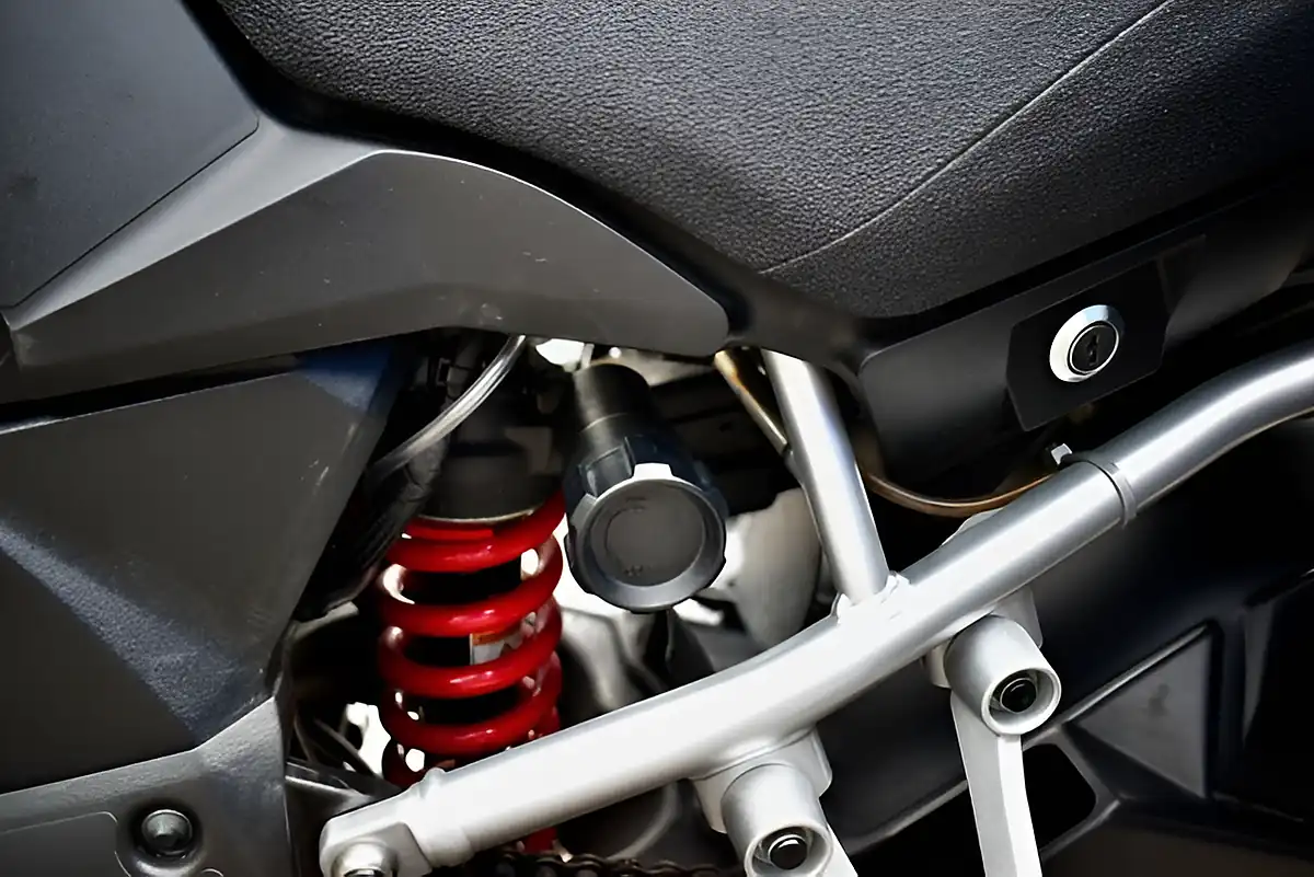 Used 2015 Suzuki V-Strom 1000 Adventure Black - Interior and Exterior details 16