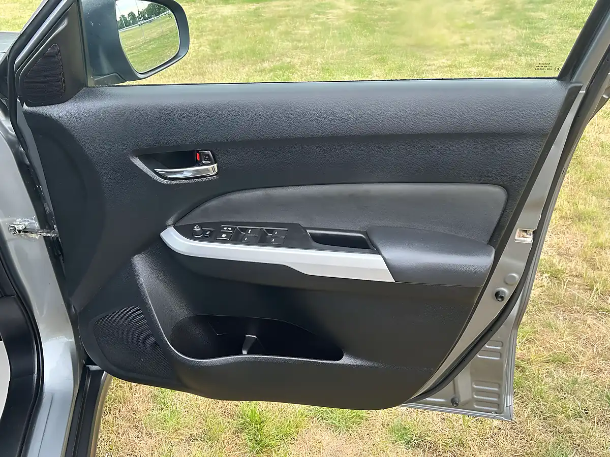 Used 2015 Suzuki Vitara SZ5 Rugged Allgrip Grey - Interior and Exterior details 11