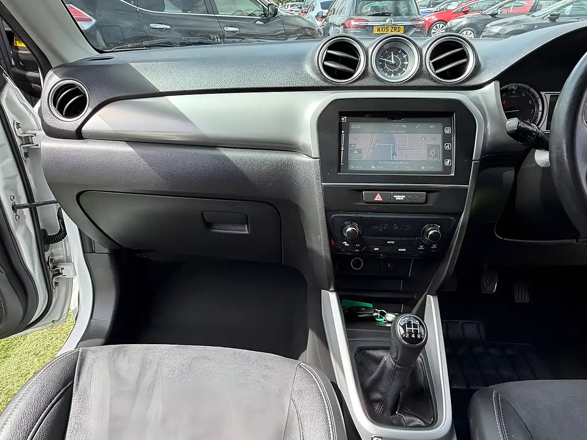 Used 2015 Suzuki Vitara SZ5 White - Interior and Exterior details 14