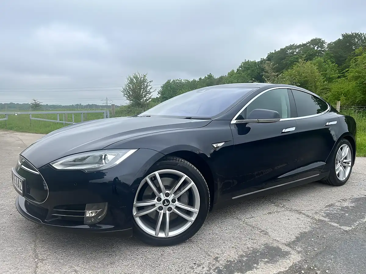 Used 2015 Tesla Model S Dual Motor Blue - Interior and Exterior details 4