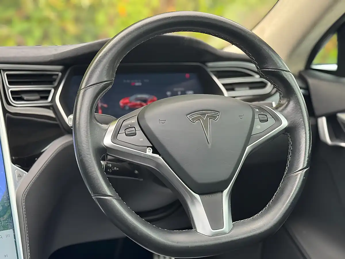 Used 2015 Tesla Model S Red - Interior and Exterior details 12