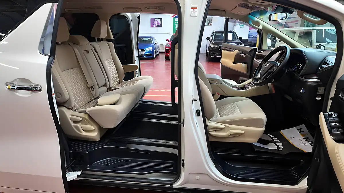 Used 2015 Toyota Alphard X White - Interior and Exterior details 12