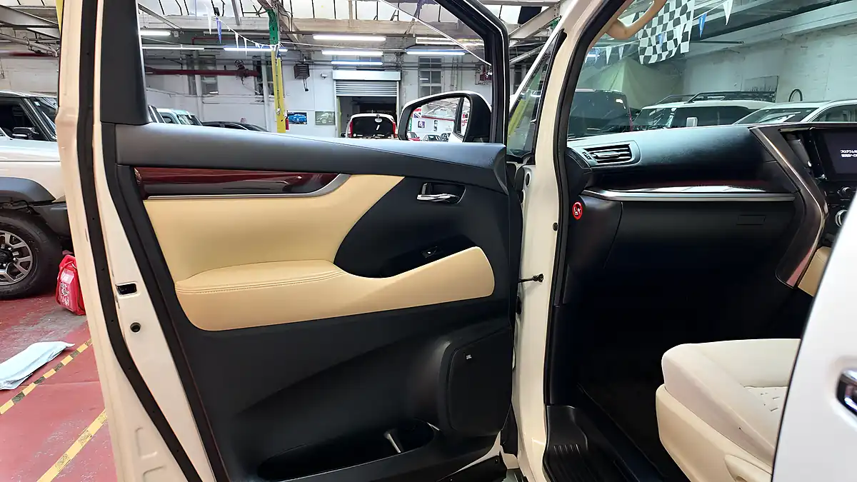 Used 2015 Toyota Alphard X White - Interior and Exterior details 15