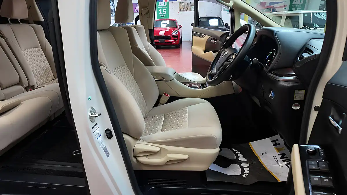 Used 2015 Toyota Alphard X White - Interior and Exterior details 5