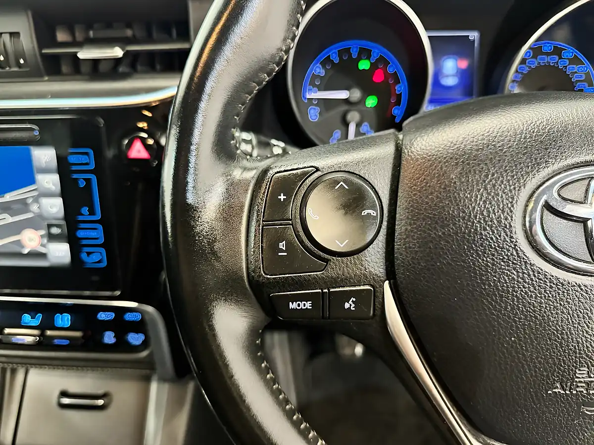Used 2015 Toyota Auris Design White - Interior and Exterior details 10