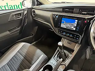 Used 2015 Toyota Auris Design White - Interior and Exterior details 12