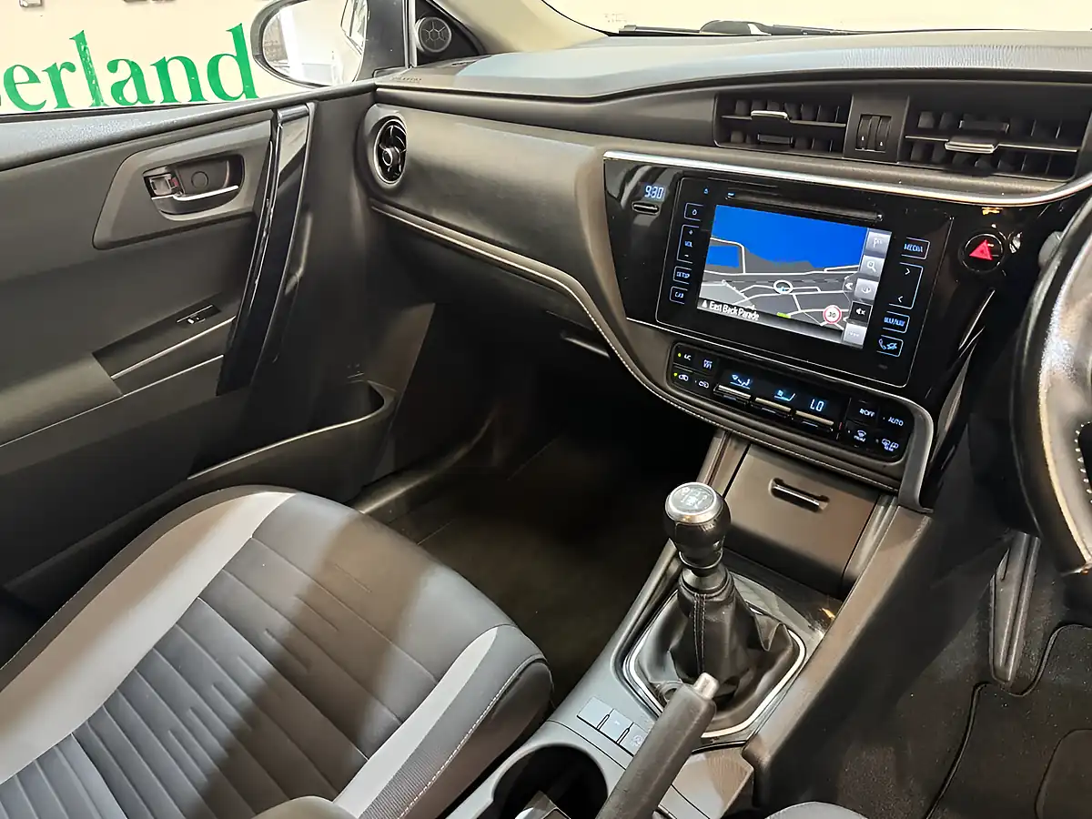 Used 2015 Toyota Auris Design White - Interior and Exterior details 12