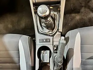 Used 2015 Toyota Auris Design White - Interior and Exterior details 13