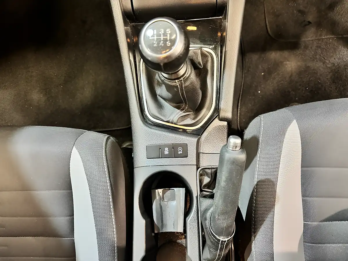 Used 2015 Toyota Auris Design White - Interior and Exterior details 13