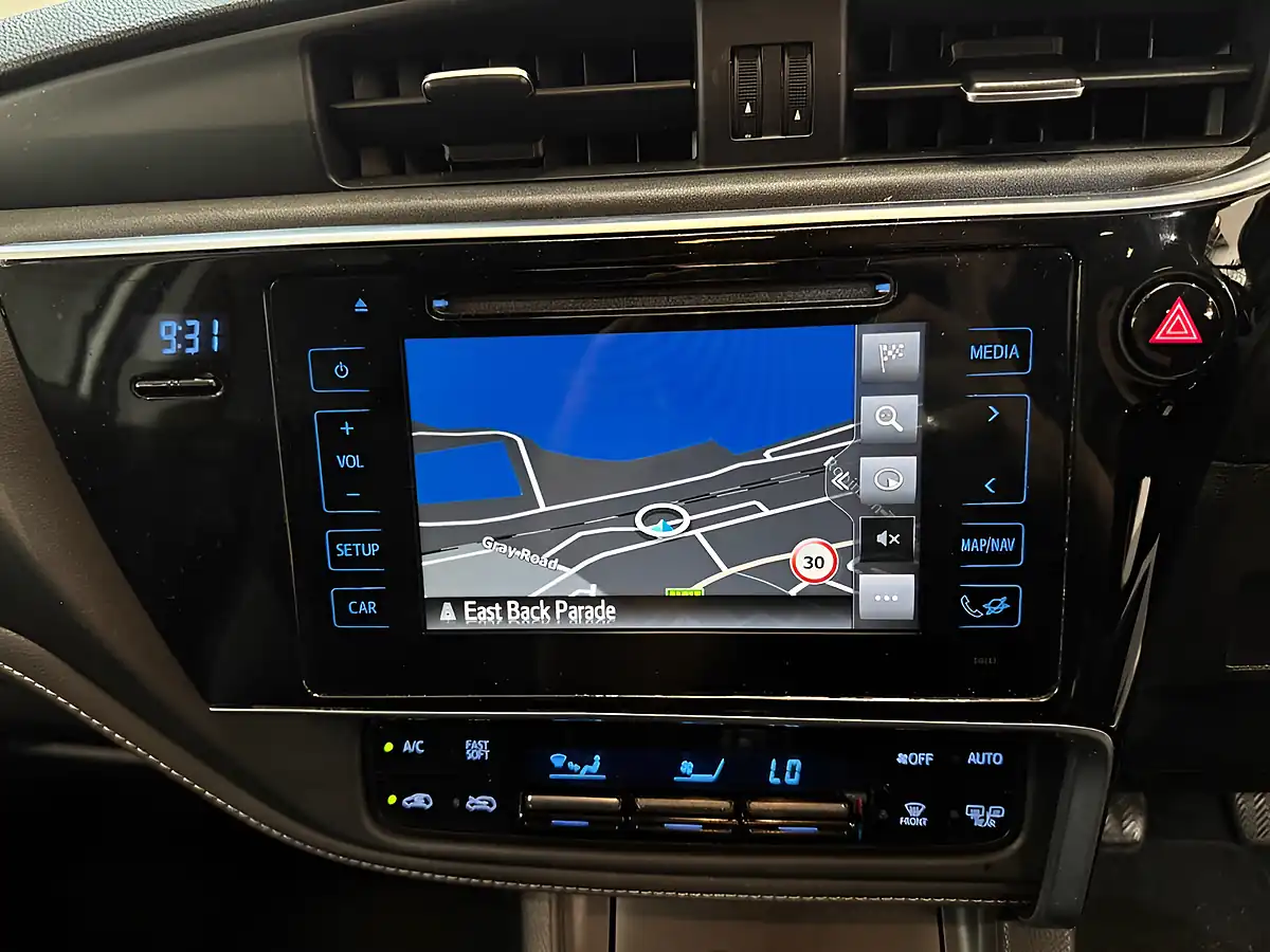 Used 2015 Toyota Auris Design White - Interior and Exterior details 14