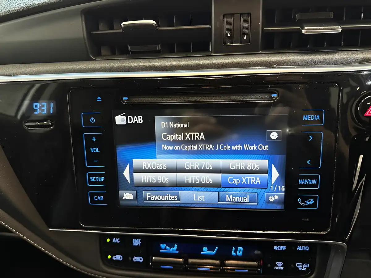 Used 2015 Toyota Auris Design White - Interior and Exterior details 15
