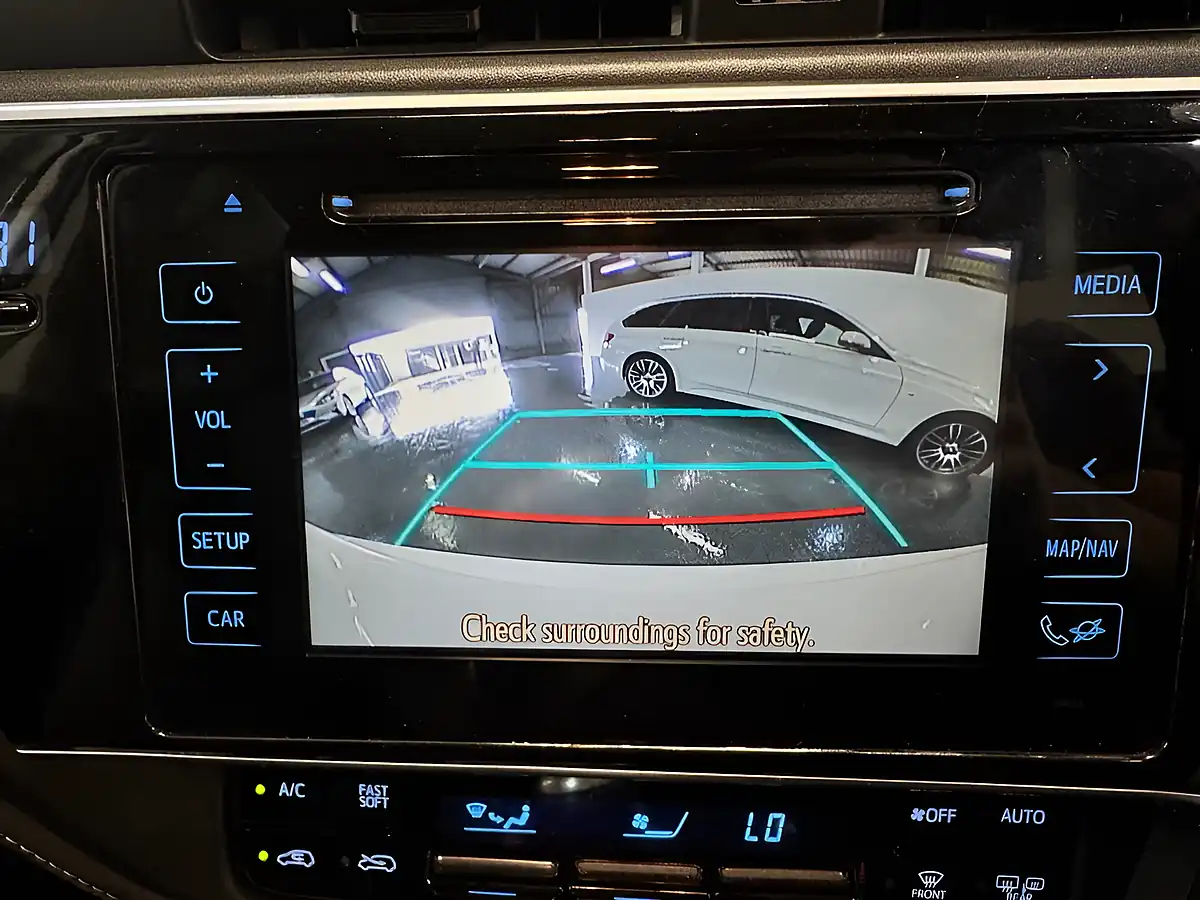 Used 2015 Toyota Auris Design White - Interior and Exterior details 16