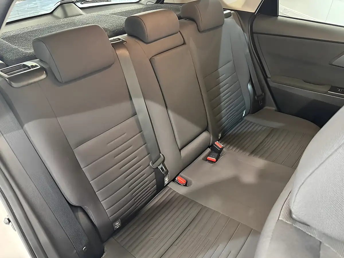 Used 2015 Toyota Auris Design White - Interior and Exterior details 17