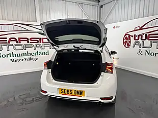 Used 2015 Toyota Auris Design White - Interior and Exterior details 18