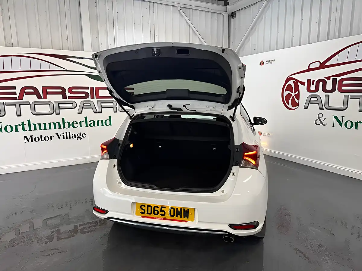 Used 2015 Toyota Auris Design White - Interior and Exterior details 18