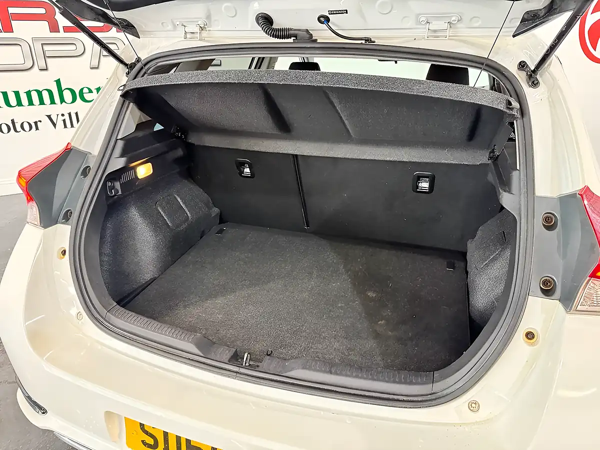 Used 2015 Toyota Auris Design White - Interior and Exterior details 19