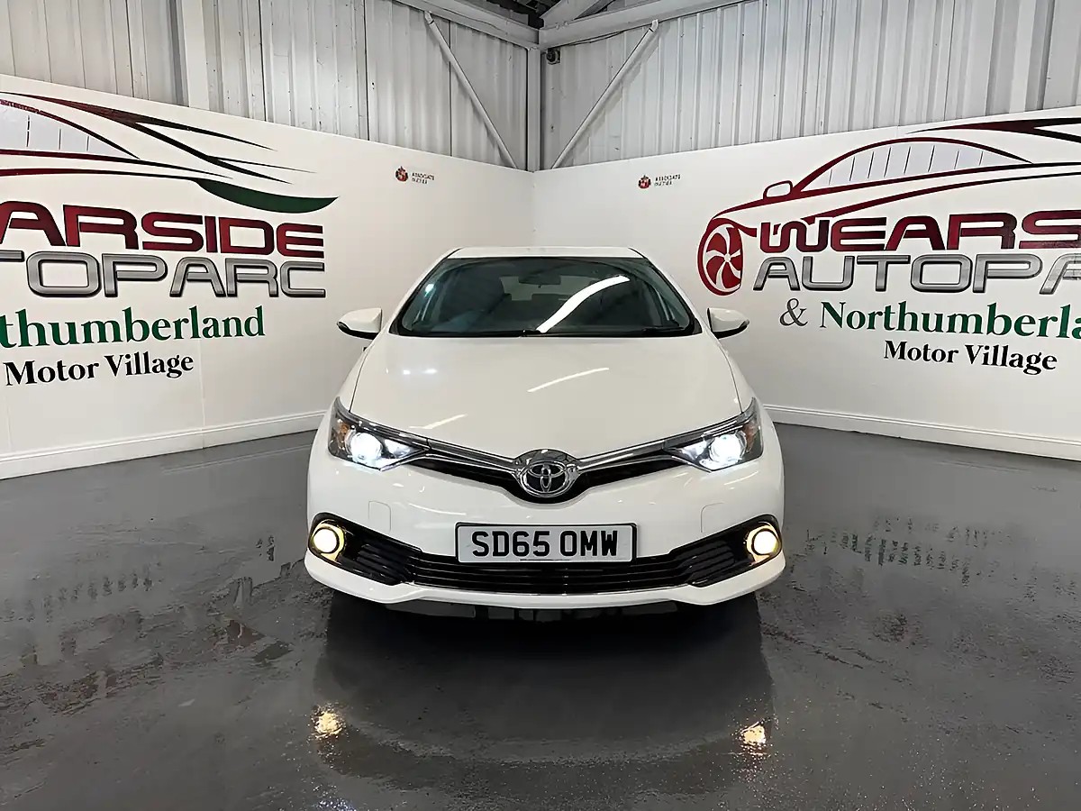 Used 2015 Toyota Auris Design White - Interior and Exterior details 2