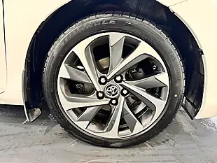 Used 2015 Toyota Auris Design White - Interior and Exterior details 20