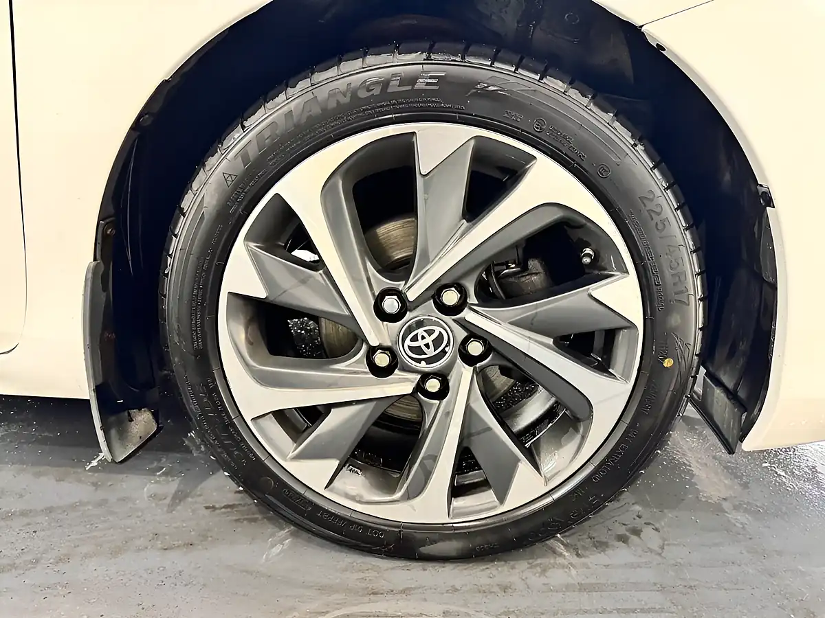 Used 2015 Toyota Auris Design White - Interior and Exterior details 20
