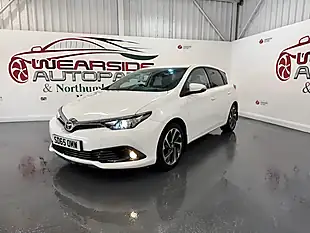 Used 2015 Toyota Auris Design White - Interior and Exterior details 3