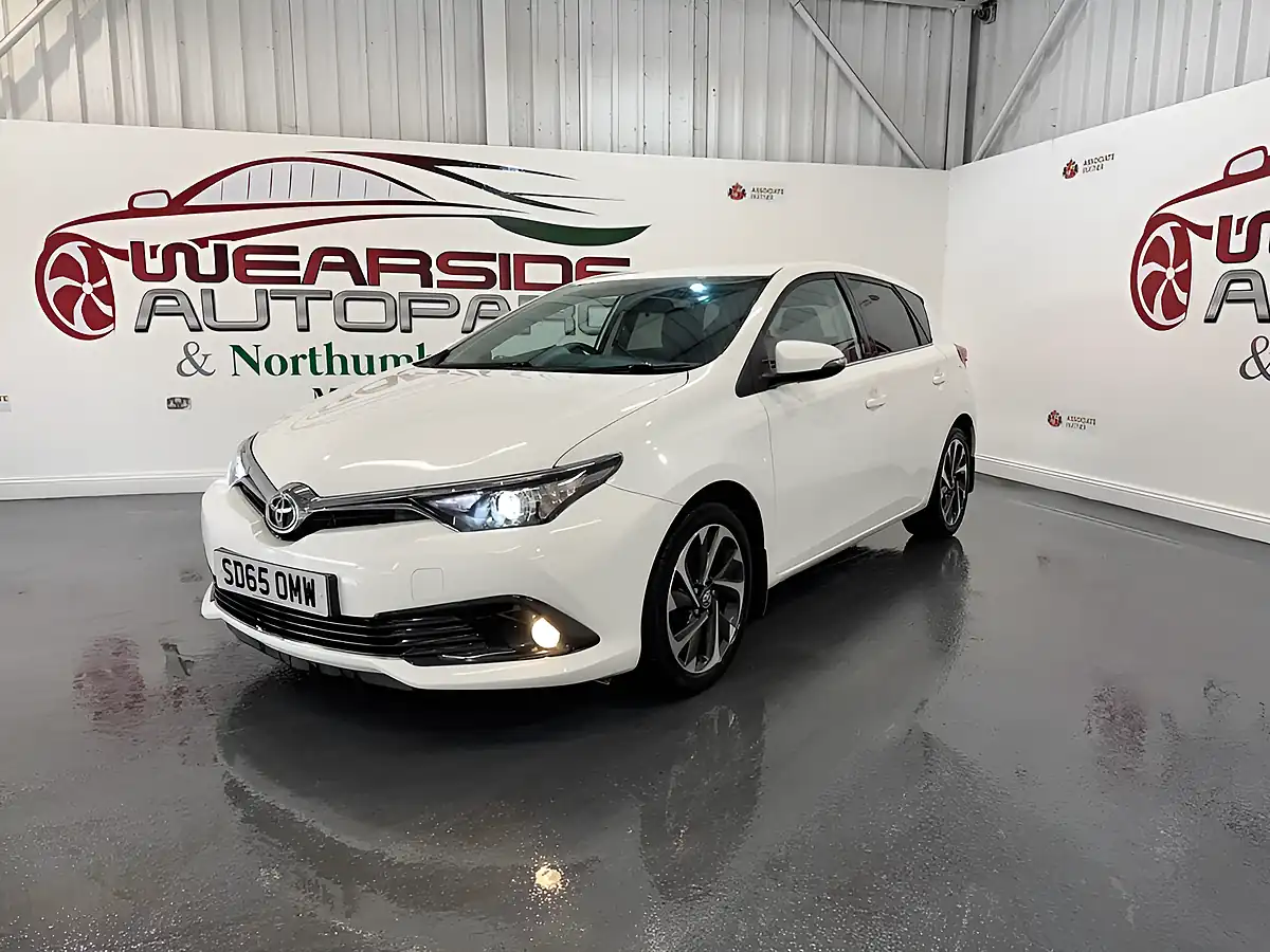Used 2015 Toyota Auris Design White - Interior and Exterior details 3