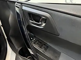 Used 2015 Toyota Auris Design White - Interior and Exterior details 4