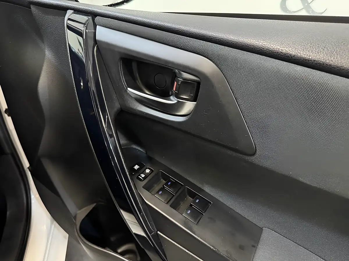 Used 2015 Toyota Auris Design White - Interior and Exterior details 4