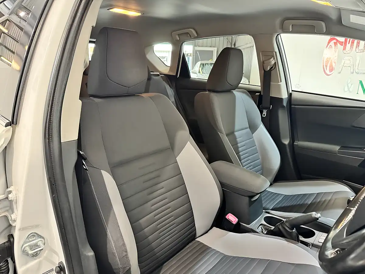 Used 2015 Toyota Auris Design White - Interior and Exterior details 6