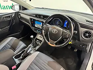 Used 2015 Toyota Auris Design White - Interior and Exterior details 7