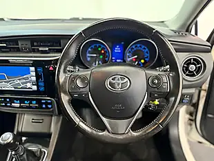 Used 2015 Toyota Auris Design White - Interior and Exterior details 8