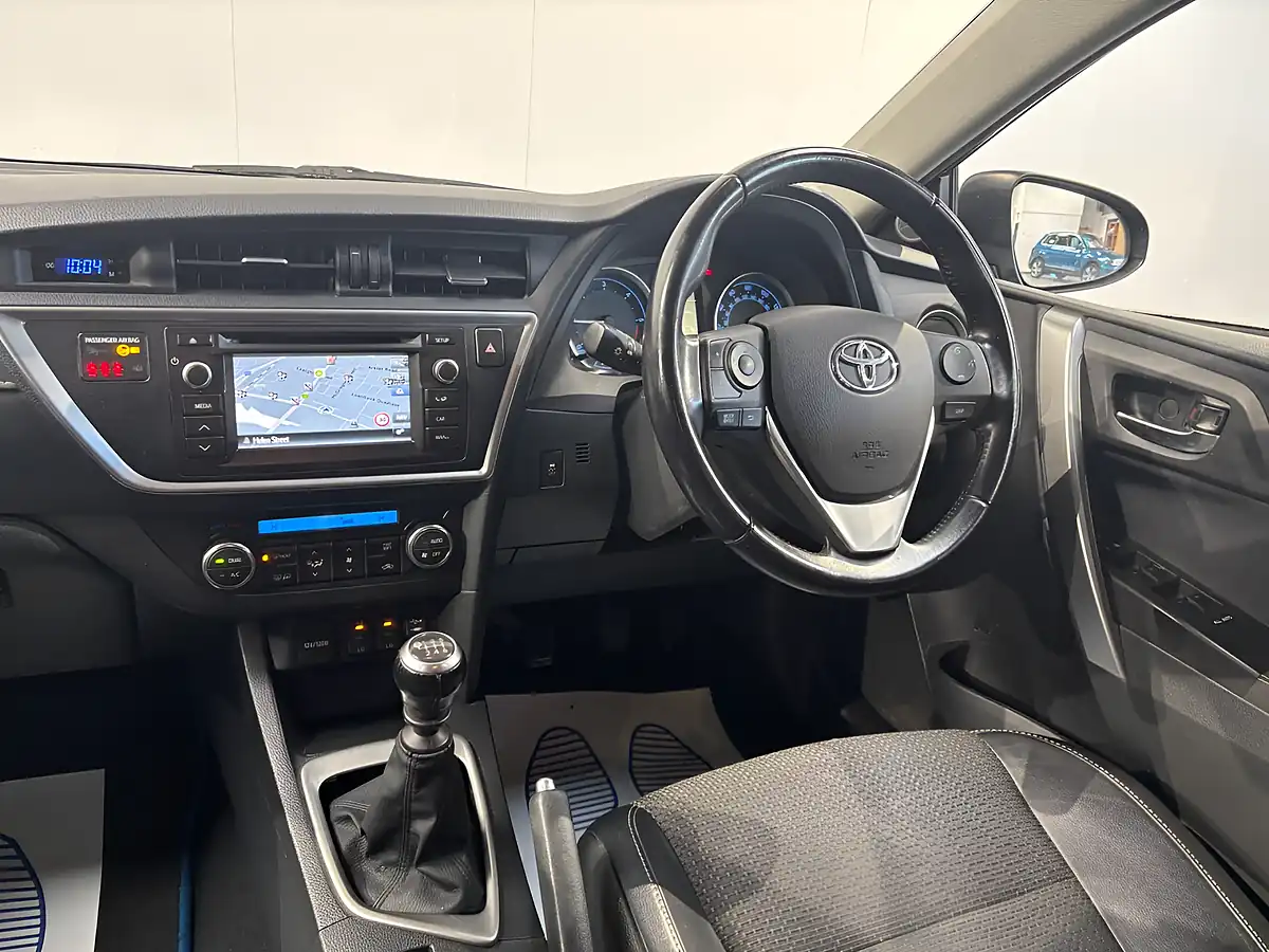 Used 2015 Toyota Auris Excel Grey - Interior and Exterior details 17