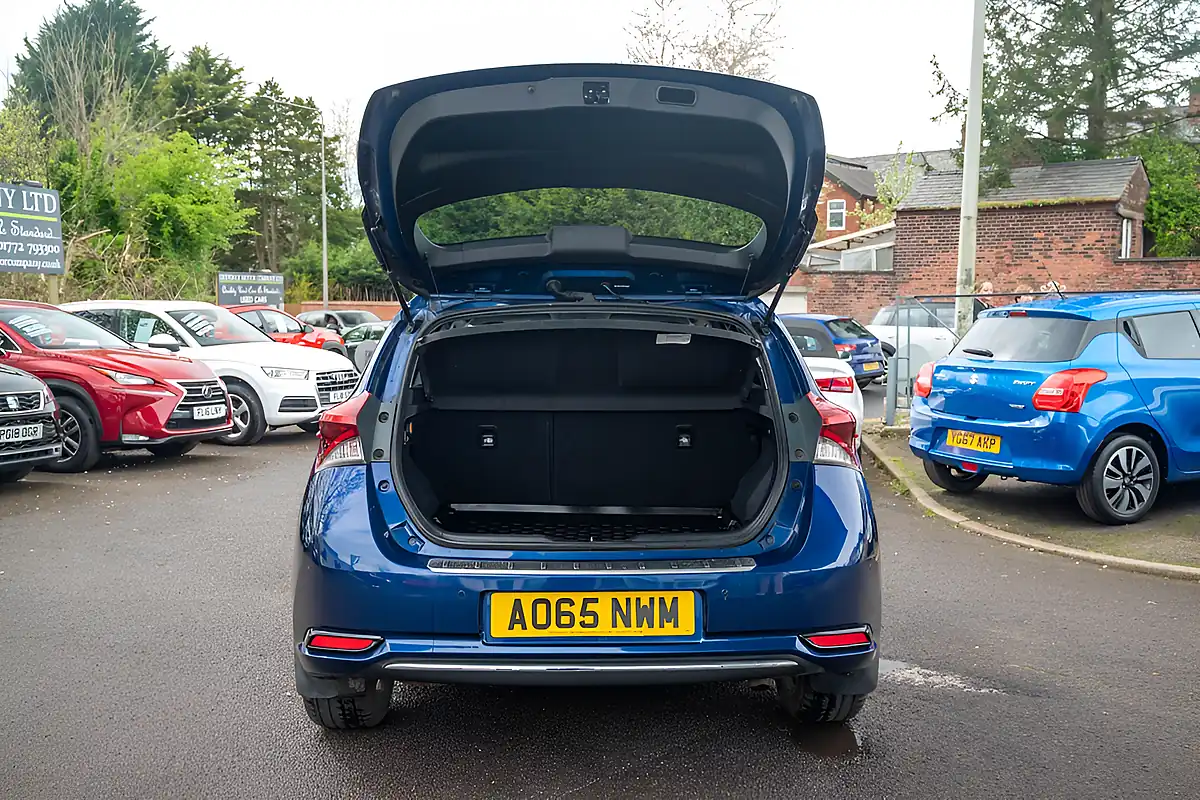 Used 2015 Toyota Auris Excel Nautical Blue - Interior and Exterior details 15