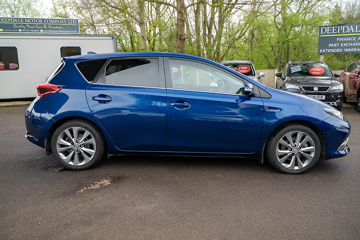 Used 2015 Toyota Auris Excel Nautical Blue - Interior and Exterior details 9