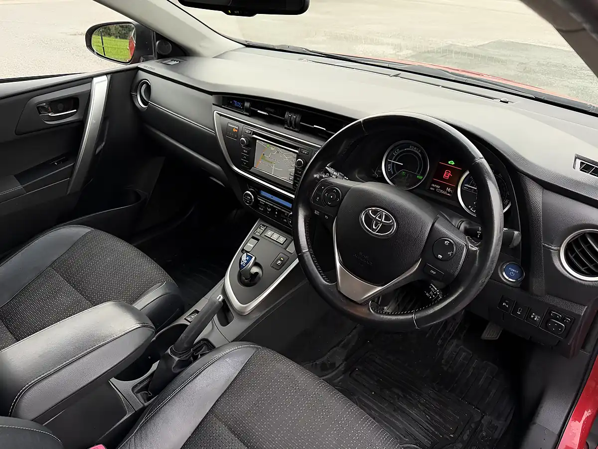Used 2015 Toyota Auris Excel Red - Interior and Exterior details 11