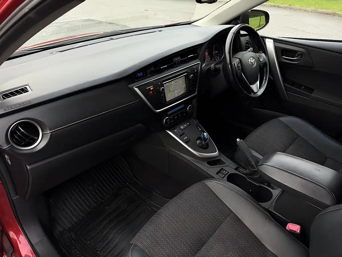 Used 2015 Toyota Auris Excel Red - Interior and Exterior details 12