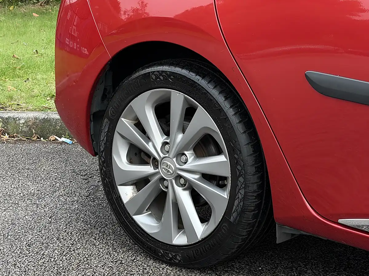Used 2015 Toyota Auris Excel Red - Interior and Exterior details 15