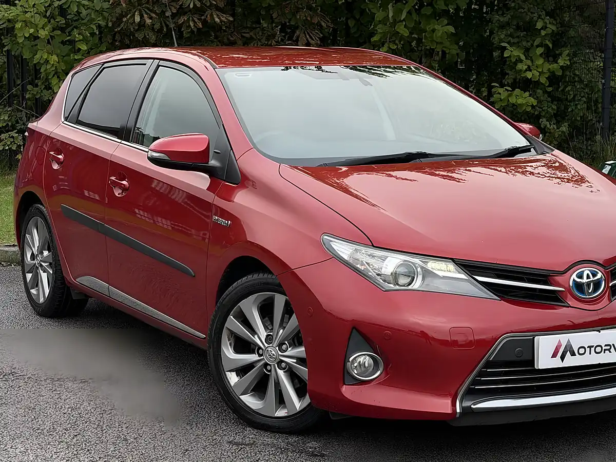 Used 2015 Toyota Auris Excel Red - Interior and Exterior details 5