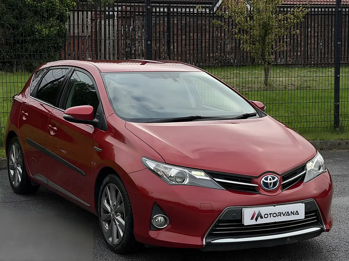 Used 2015 Toyota Auris Excel Red - Interior and Exterior details 6