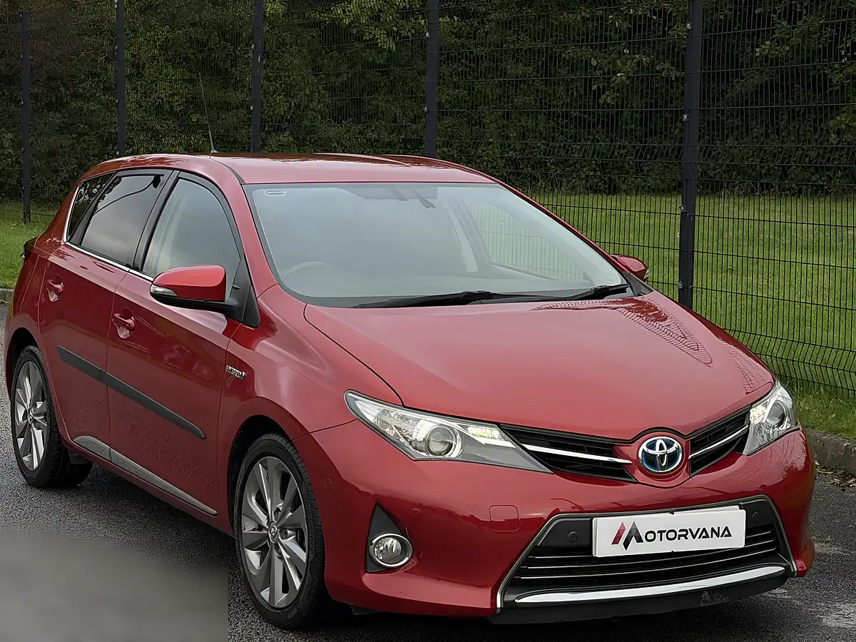 Used 2015 Toyota Auris Excel Red - Interior and Exterior details 7