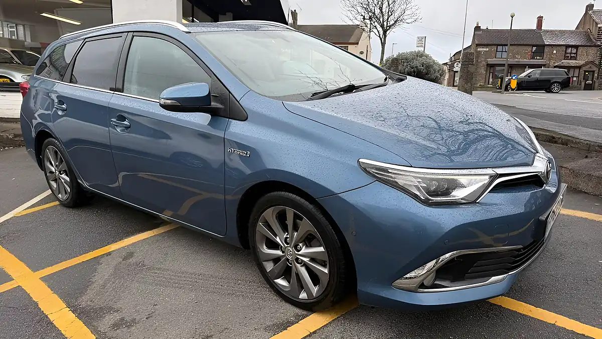 Used 2015 Toyota Auris Excel Touring Sports Blue - Front View